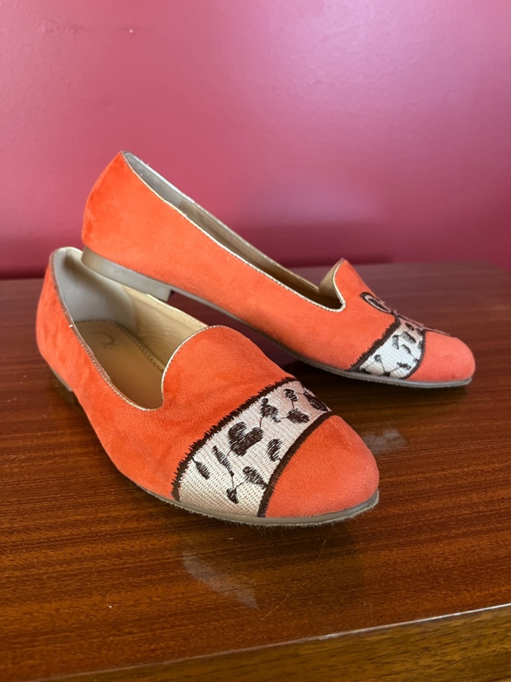 EUC C. Wonder Orange giraffe Embroidered Loafers